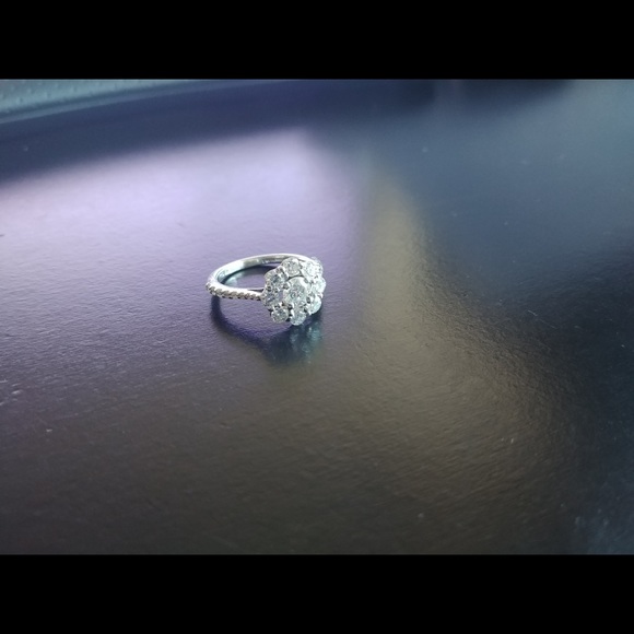 14k white gold round cluster- Engagement Ring - Picture 3 of 6